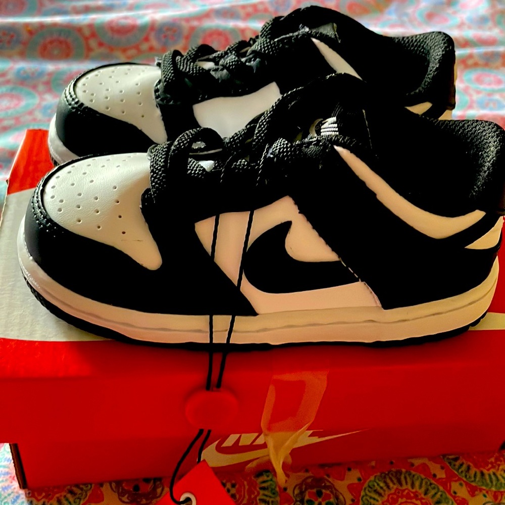 Toddler Nike dunks 8c black & white never worn